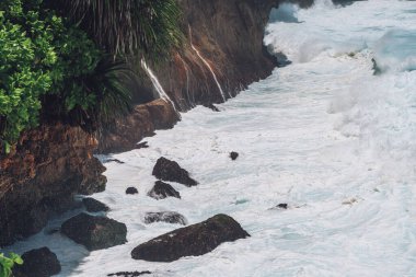 Endonezya 'daki Nusa Penida adasında büyük kayalara çarpan dalgaların fotoğrafı
