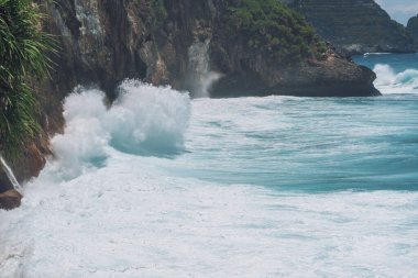 Endonezya 'daki Nusa Penida adasında büyük kayalara çarpan dalgaların fotoğrafı