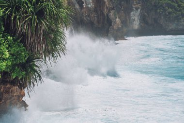 Endonezya 'daki Nusa Penida adasında büyük kayalara çarpan dalgaların fotoğrafı