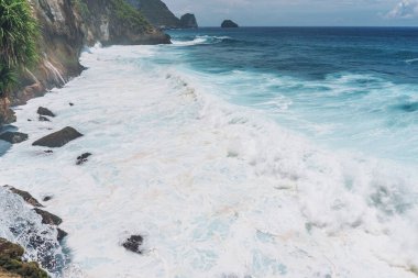 Endonezya 'daki Nusa Penida adasında büyük kayalara çarpan dalgaların fotoğrafı