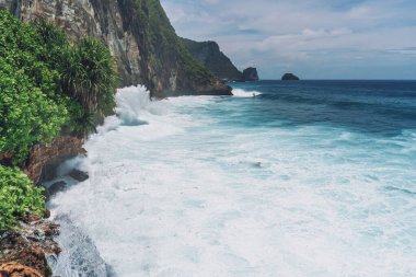 Endonezya 'daki Nusa Penida adasında büyük kayalara çarpan dalgaların fotoğrafı