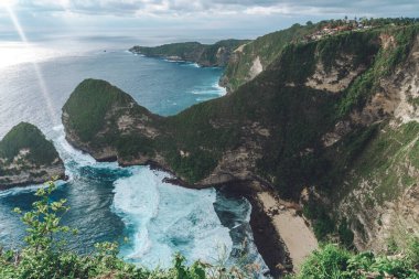 Endonezya 'daki Nusa Penida adasında büyük kaya ve dalgalarla Kelingking plajı