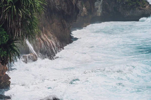Foto Grandes Olas Estrellándose Contra Grandes Rocas Isla Nusa Penida — Foto de Stock