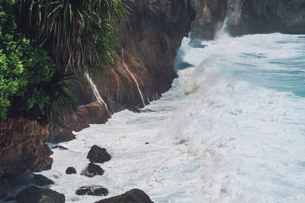 Photo Large Waves Crashing Large Rocks Nusa Penida Island Indonesia — Stock Photo, Image