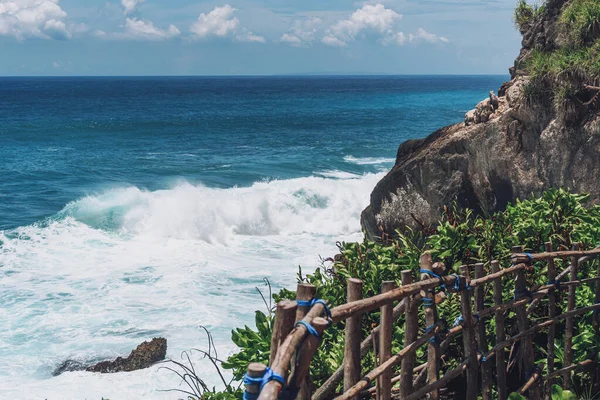 Foto Grandes Ondas Batendo Grandes Rochas Ilha Nusa Penida Indonésia — Fotografia de Stock