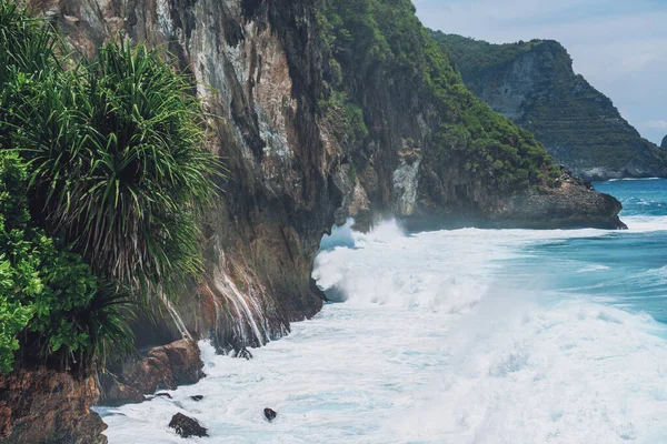 Endonezya 'daki Nusa Penida adasında büyük kayalara çarpan dalgaların fotoğrafı