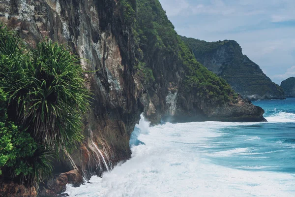 stock image Photo of large waves crashing into large rocks on Nusa Penida island in Indonesia