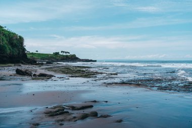 Endonezya 'daki Nusa Penida adasında büyük kayalara çarpan dalgaların fotoğrafı