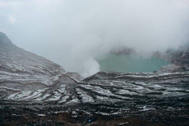 Endonezya 'daki Java adasındaki duman volkanı kraterinin fotoğrafı
