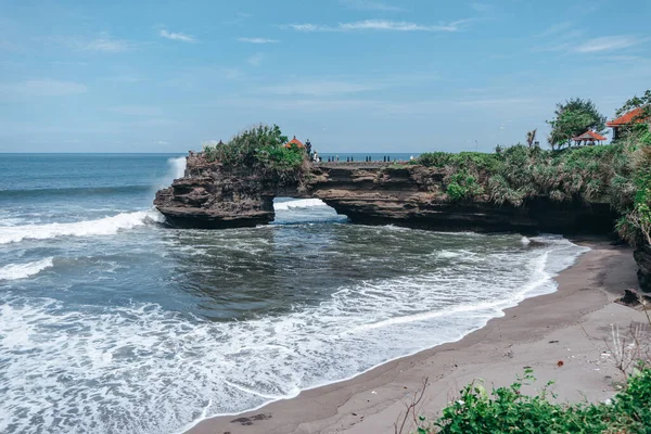 Photo Large Waves Crashing Large Rocks Nusa Penida Island Indonesia — Stock Photo, Image