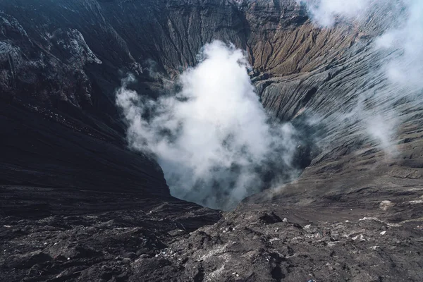 インドネシアのジャワ島の煙火山噴火口の写真 — ストック写真