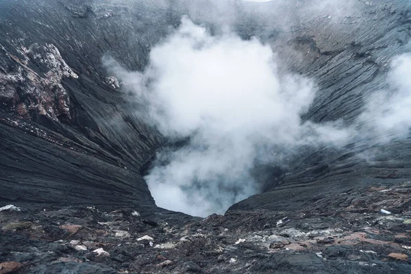 インドネシアのジャワ島の煙火山噴火口の写真 — ストック写真