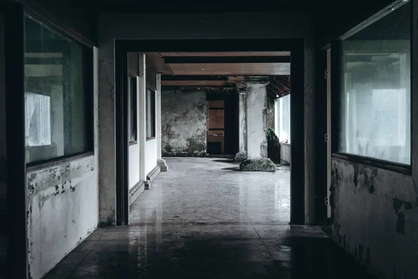 Foto Escura Quarto Edifício Abandonado Com Paredes Sujas — Fotografia de Stock