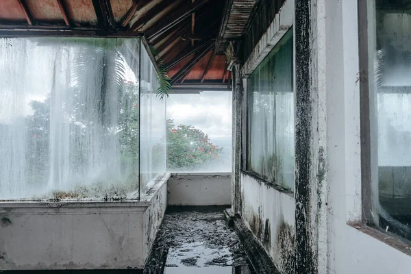Foto Oscura Habitación Edificio Abandonado Con Paredes Sucias —  Fotos de Stock