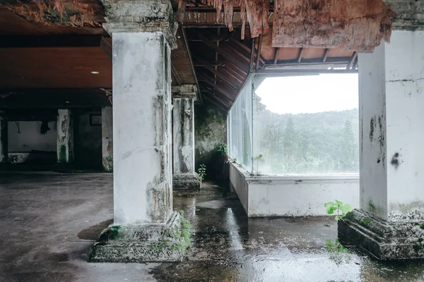 Foto Oscura Habitación Edificio Abandonado Con Paredes Sucias —  Fotos de Stock