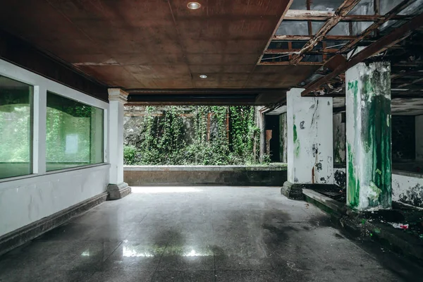 Foto Escura Quarto Edifício Abandonado Com Paredes Sujas — Fotografia de Stock