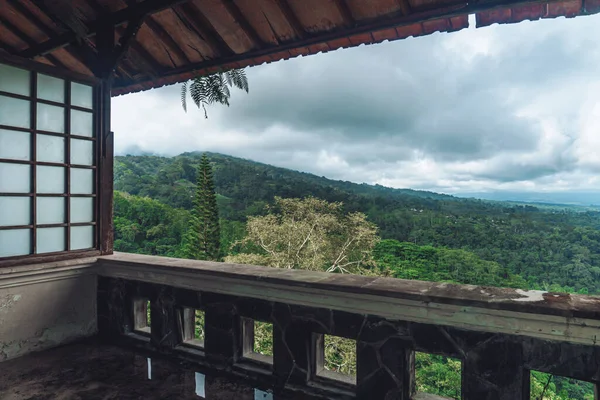 Foto Escura Edifício Abandonado Com Varanda Janelas Vidro Vista Janela — Fotografia de Stock