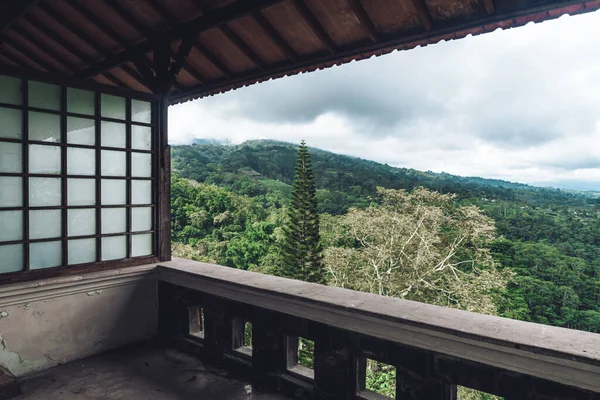 Foto Escura Edifício Abandonado Com Varanda Janelas Vidro Vista Janela — Fotografia de Stock