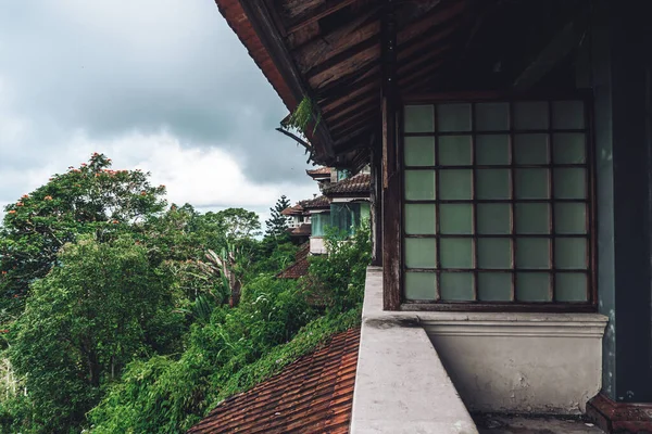 Foto Escura Edifício Abandonado Com Varanda Janelas Vidro Vista Janela — Fotografia de Stock