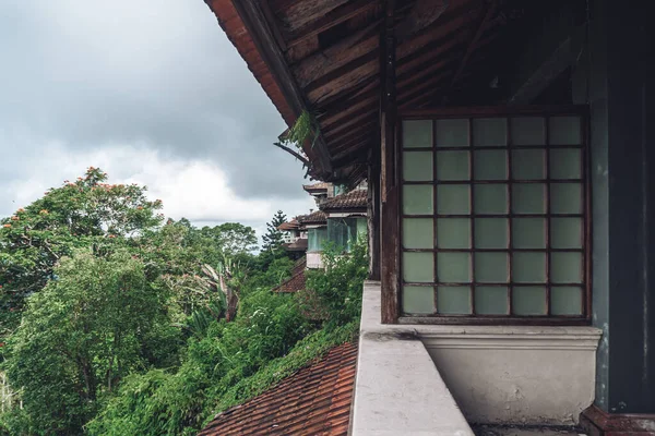 Foto Escura Edifício Abandonado Com Varanda Janelas Vidro Vista Janela — Fotografia de Stock