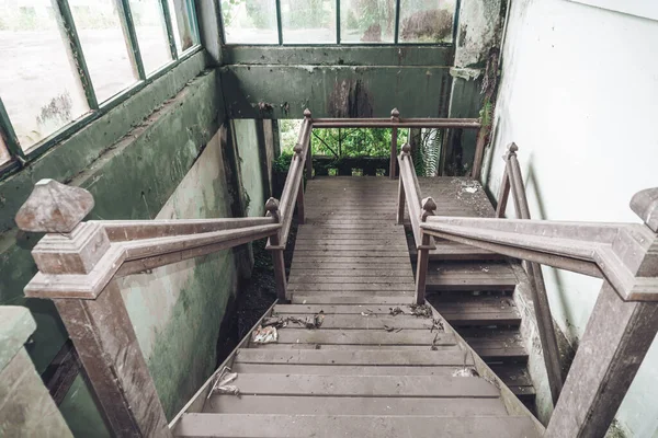 Fotografía Una Antigua Escalera Madera Edificio Abandonado —  Fotos de Stock