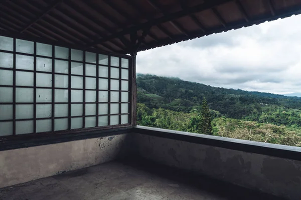 Foto Escura Edifício Abandonado Com Varanda Janelas Vidro Vista Janela — Fotografia de Stock