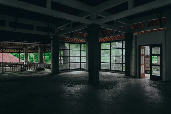 Foto Oscura Habitación Edificio Abandonado Con Paredes Sucias —  Fotos de Stock