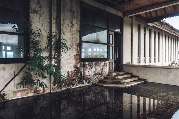 Foto Oscura Habitación Edificio Abandonado Con Paredes Sucias —  Fotos de Stock