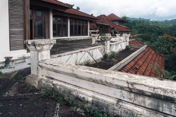 Dunkles Foto Von Verlassenem Gebäude Mit Schmutzigen Wänden Und Kaputtem — Stockfoto