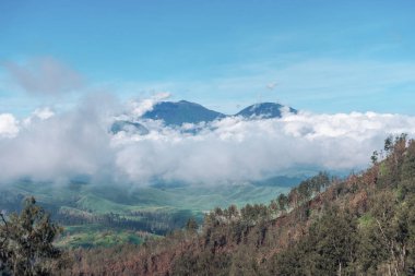 Endonezya 'daki Java adasında bulutlu yüksek volkanın fotoğrafı