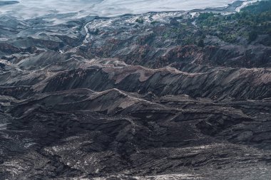 Endonezya 'daki Java Adası' nda volkanik kayalı kayaların fotoğrafı.