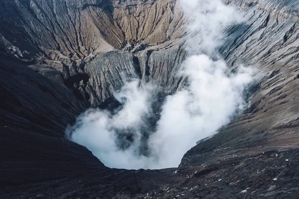 インドネシアのジャワ島の煙火山噴火口の写真 — ストック写真