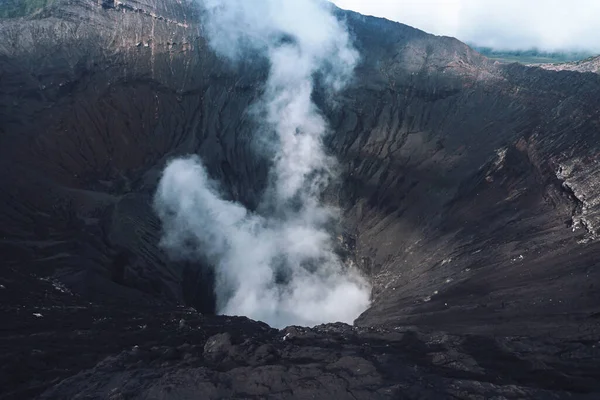 インドネシアのジャワ島の煙火山噴火口の写真 — ストック写真