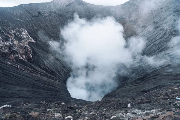 インドネシアのジャワ島の煙火山噴火口の写真 — ストック写真