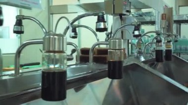 Ameliyattan önce cerrahın ellerini yıkamak için lavabo ve vinçlerle dolu bir oda.