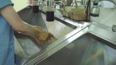 Doktor doktor ameliyattan önce ellerini lavaboda yıkar.