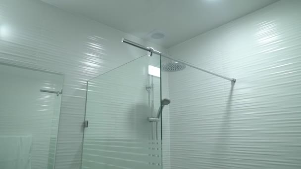 墙壁上挂着手持粘合剂的玻璃淋浴间 — 图库视频影像