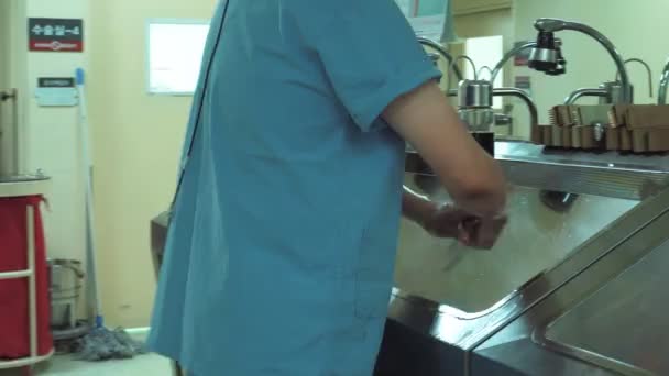 外科医生穿着长袍 在手术前用洗脸盆洗手 — 图库视频影像