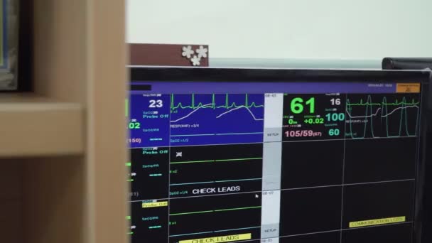 Monitor Mostrando Gráficos Com Indicadores Vitais Paciente Frequência Cardíaca — Vídeo de Stock