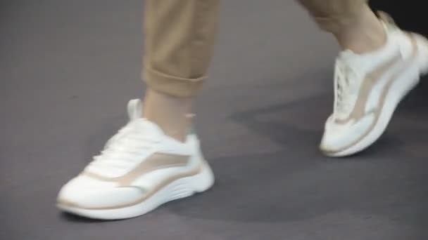 Les Pieds Des Femmes Vont Sur Tapis Chaussures Gros Plan — Video