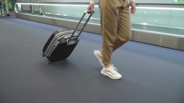 Kadınların Ayakları Halıya Yakın Çekimde Basılır Kız Arkasında Bir Çanta — Stok video
