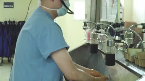 Lekarz Chirurg Szlafroku Myje Ręce Umywalce Przed Operacją — Wideo stockowe
