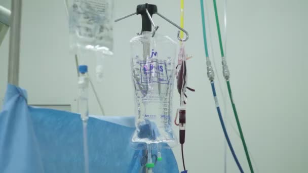 Подвешивание Капель Кровью Лекарствами Операционной — стоковое видео