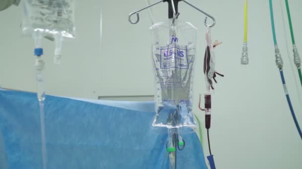 Hänga Droppar Med Blod Och Medicin Operationssalen — Stockvideo