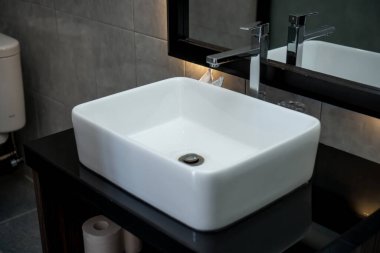 Banyoda seramik lavabo ve ayna fotoğrafı.