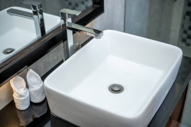 Banyoda seramik lavabo ve ayna fotoğrafı.