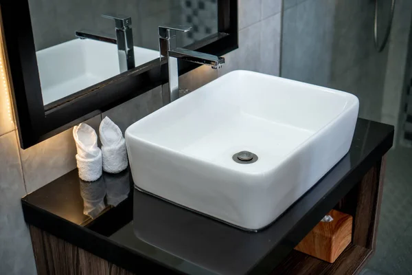 Das Foto Eines Keramischen Waschbeckens Und Spiegels Badezimmer — Stockfoto