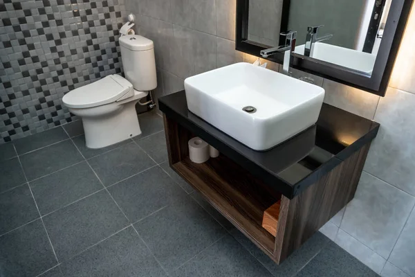 Bir Beyaz Temiz Lavabo Banyo Vinçli Fotoğraf — Stok fotoğraf