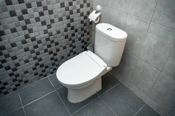 Seramik Duvarlı Tuvalette Kapalı Beyaz Bir Tuvaletin Fotoğrafı — Stok fotoğraf