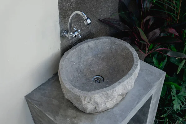 Temiz taş bir lavabonun fotoğrafı caddede vinç taşıyor.